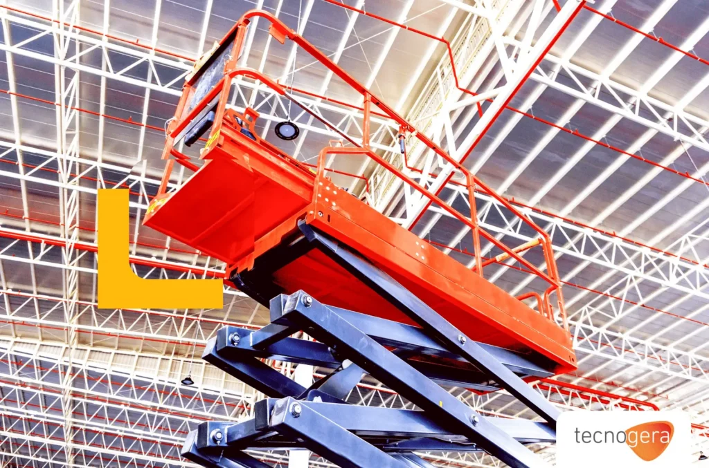 Uma plataforma tesoura vermelha está elevada dentro de um amplo galpão industrial moderno, com vigas aparentes. À esquerda, há um L amarelo sobreposto e, no canto inferior direito, aparece o logotipo da Tecnogera. A imagem se destaca pelo alto contraste e cores vivas.