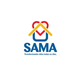 Logotipo com o contorno de uma casa em azul, telhado amarelo e um coração vermelho acima. Embaixo, SAMA aparece em letras azuis em destaque, seguido da frase "Transformando vidas todos os dias." escrita em azul menor. Tudo isso sobre um fundo branco, representando a Tecnogera do cuidado e acolhimento.