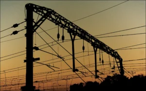 Estrutura elétrica, com vários fios e isoladores, parte da infraestrutura essencial para o funcionamento dos sistemas elétricos