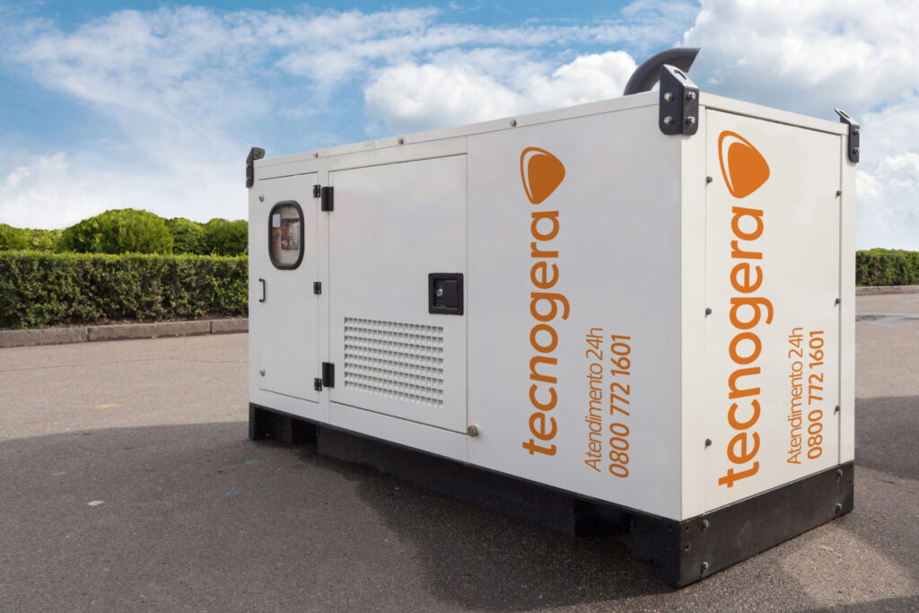 Um grande gerador branco com o logotipo laranja da Tecnogera e o número de contato estampado nas laterais está posicionado em uma área pavimentada ao ar livre. Ao fundo, há arbustos verdes e um céu azul parcialmente nublado - a Tecnogera é a sua melhor escolha quando se trata de geradores.