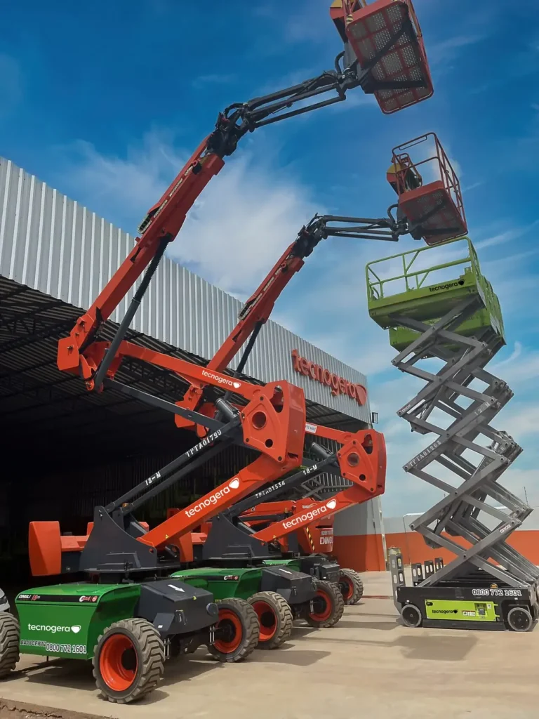 Equipamentos Tecnogera: quatro plataformas elevatórias articuladas e uma tesoura demonstram opções para locação em diferentes alturas.
