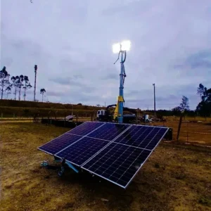 A solução Tecnogera mostra painel solar móvel em roda, alimentando torre de LED em área rural cercada, ideal para agricultura.
