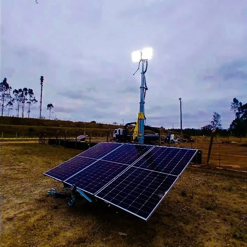 A solução Tecnogera mostra painel solar móvel em roda, alimentando torre de LED em área rural cercada, ideal para agricultura.