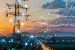 Linhas e torres de energia ao entardecer com cidades ao fundo e rede digital, mostrando a inovação em energia.