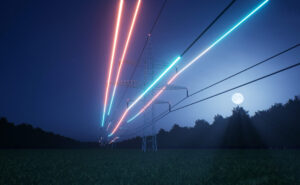 Sob a luz da lua cheia, torres com fios iluminados em laranja e azul representam a eficiência industrial da Tecnogera.